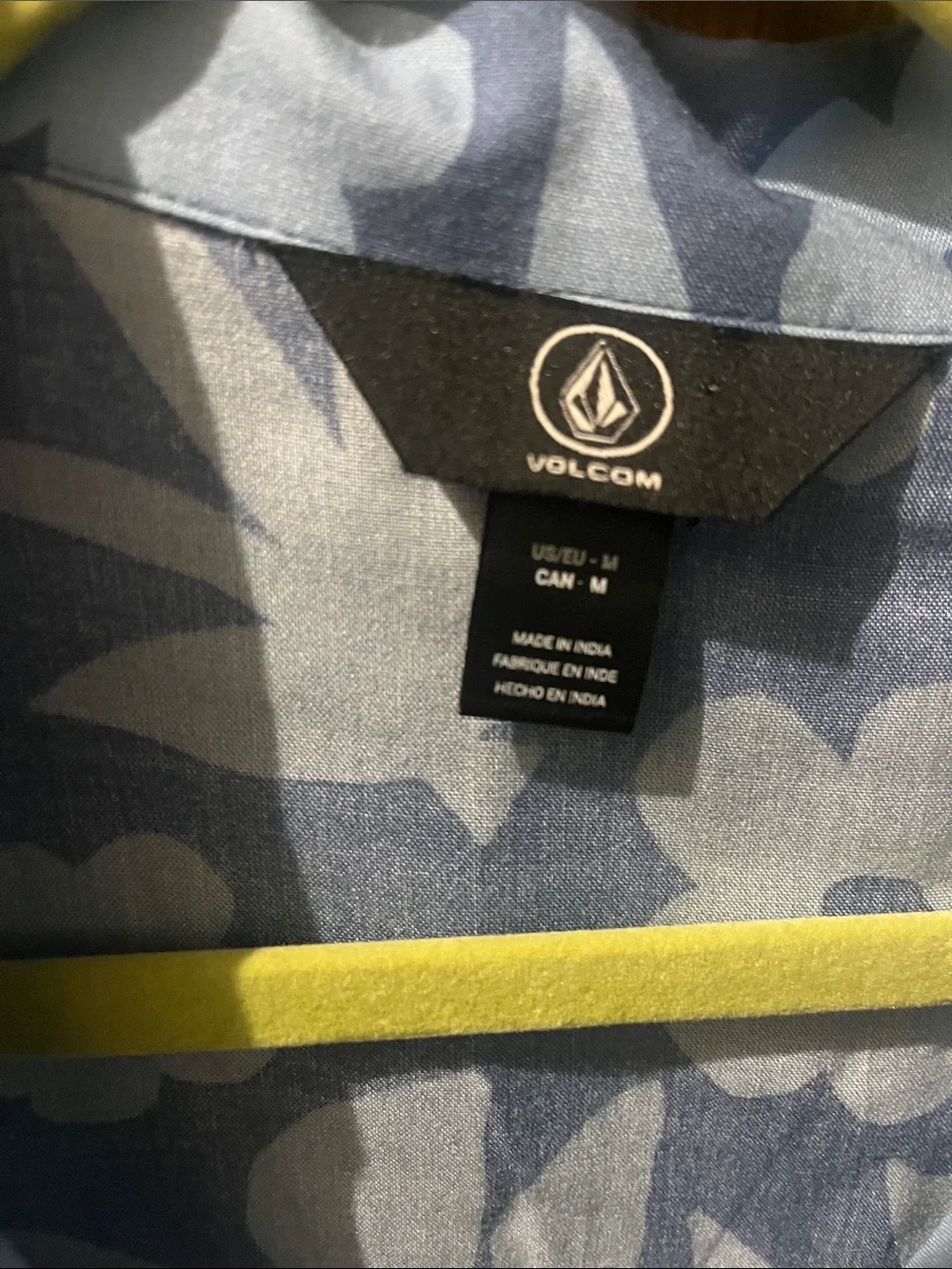 Volcom Men's Blue Floral Short-Sleeve Button-Down Shirt see flaw and picture